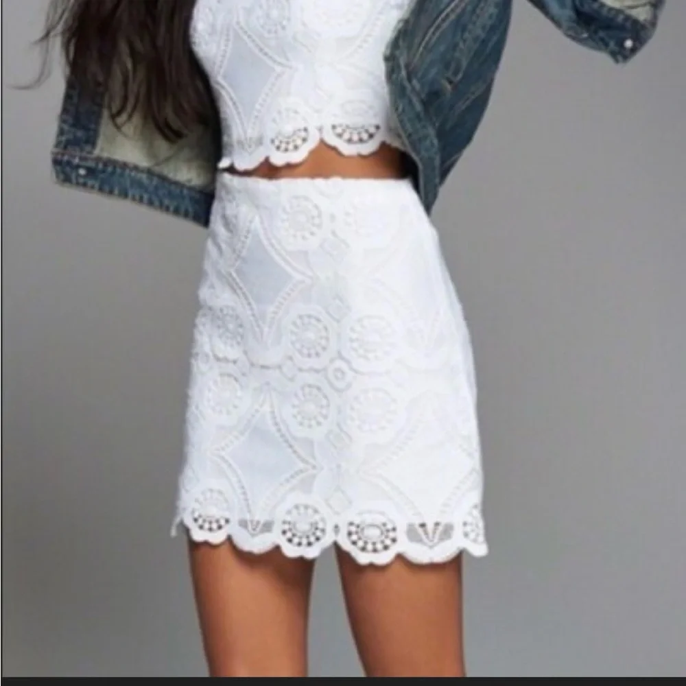 Abercrombie & Fitch White Lace Skirt – Size 6 – Excellent Used Condition - Picture 2 of 4
